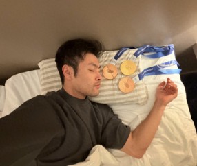 宁忠岩“凡尔赛”晒图：元宵节的月亮圆，还是我手里的金饼圆？|冬奥会|AC米兰|米兰冬奥会|速度滑冰|乔丹_新浪新闻